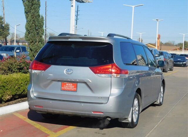 Pre-Owned 2012 Toyota Sienna Base 4D Passenger Van FWD full