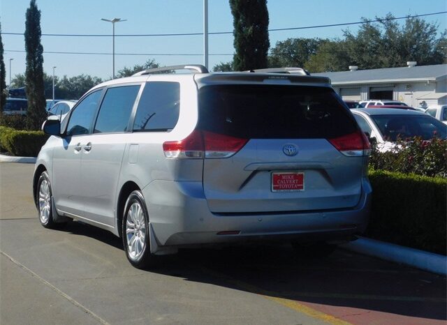 Pre-Owned 2012 Toyota Sienna Base 4D Passenger Van FWD full