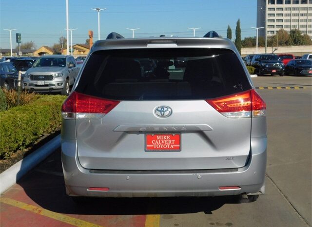 Pre-Owned 2012 Toyota Sienna Base 4D Passenger Van FWD full