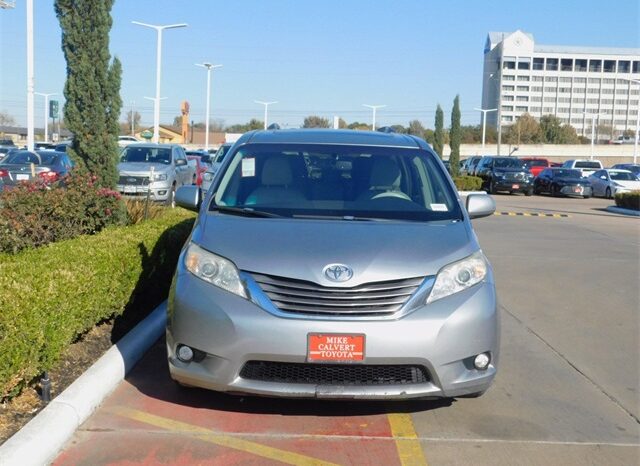 Pre-Owned 2012 Toyota Sienna Base 4D Passenger Van FWD full