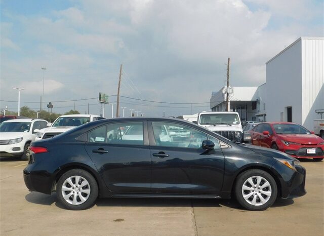 Pre-Owned 2021 Toyota Corolla LE 4D Sedan FWD full