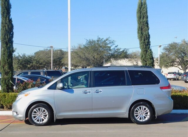 Pre-Owned 2012 Toyota Sienna Base 4D Passenger Van FWD full