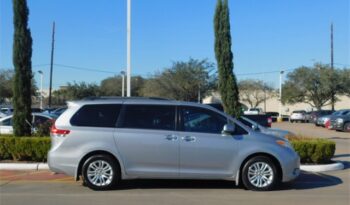 Pre-Owned 2012 Toyota Sienna Base 4D Passenger Van FWD full