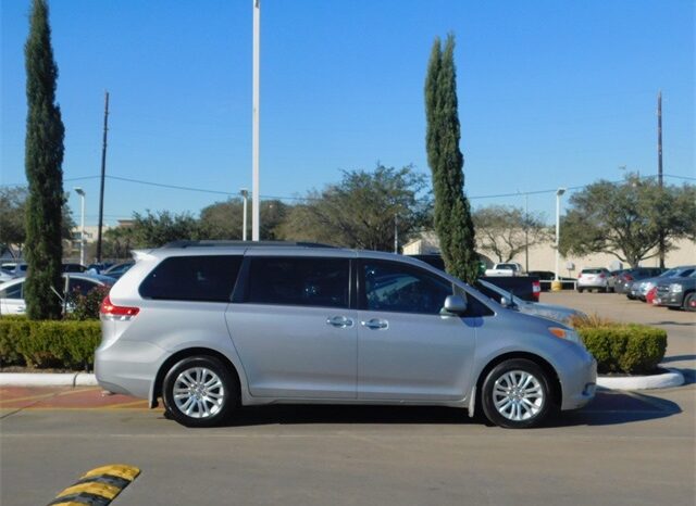 Pre-Owned 2012 Toyota Sienna Base 4D Passenger Van FWD full