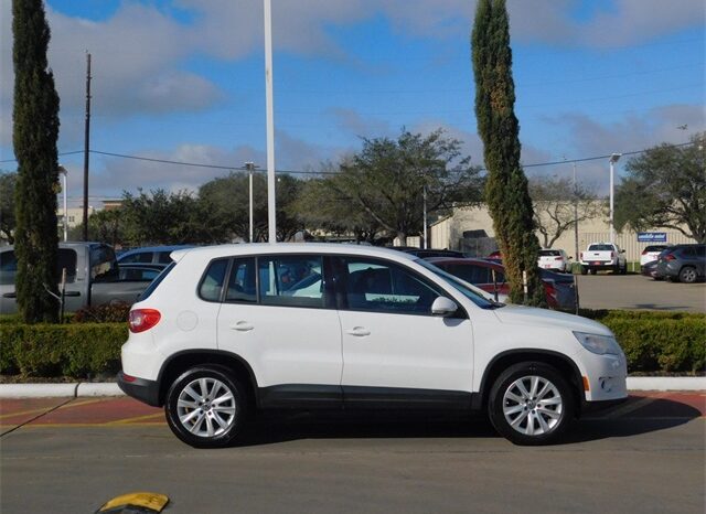 Pre-Owned 2009 Volkswagen Tiguan SEL 4D Sport Utility FWD full